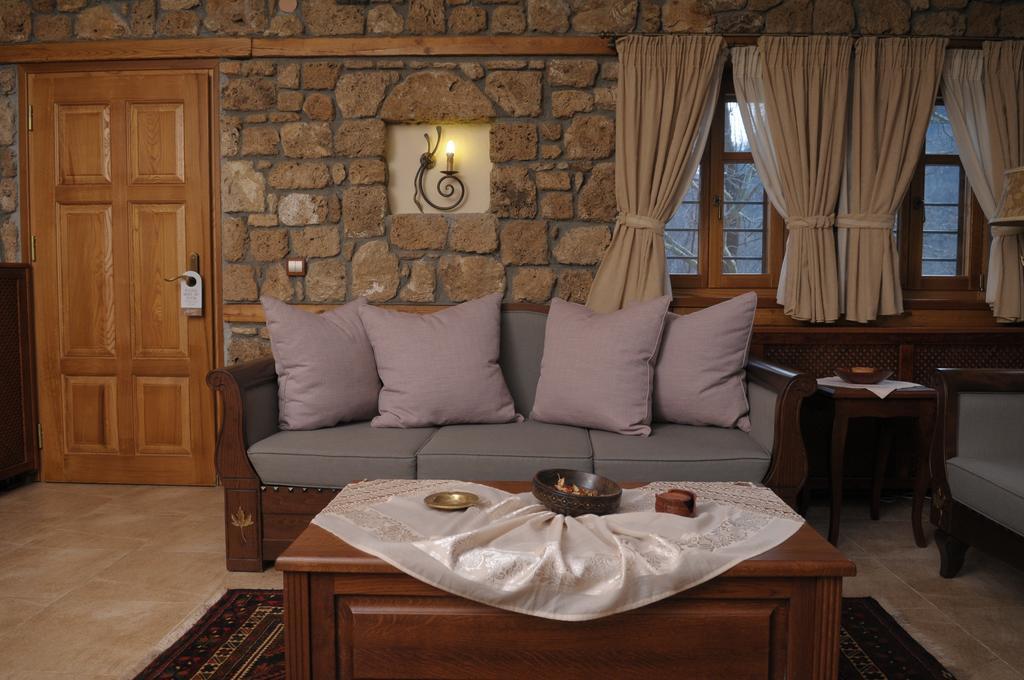 Roes Suites Káto Loutrákion Екстериор снимка