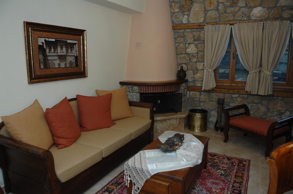 Roes Suites Káto Loutrákion Екстериор снимка